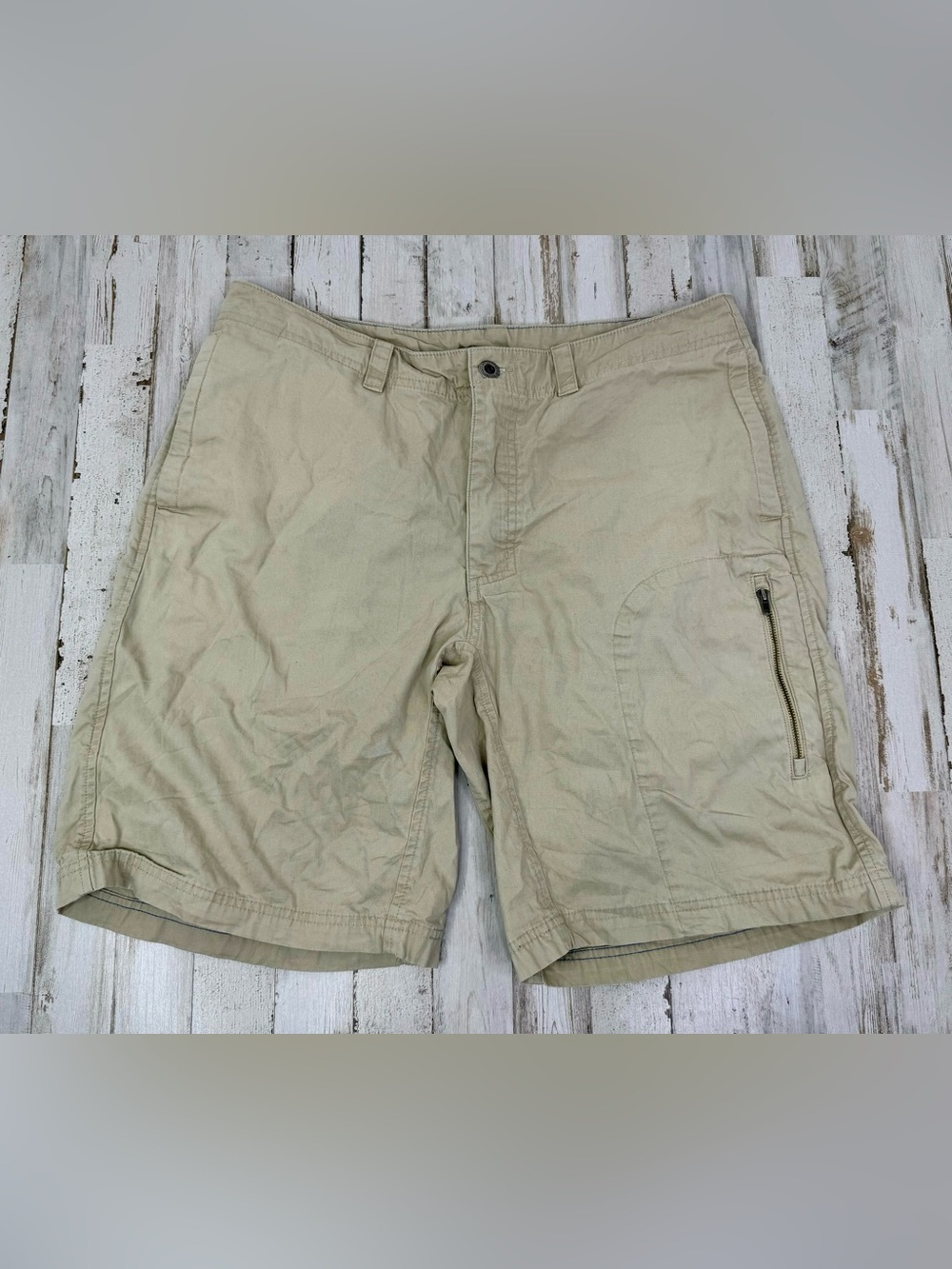 Patagonia Men's 34 Beige Organic Cotton Cargo Shorts Flat Front Zip Pockets Logo